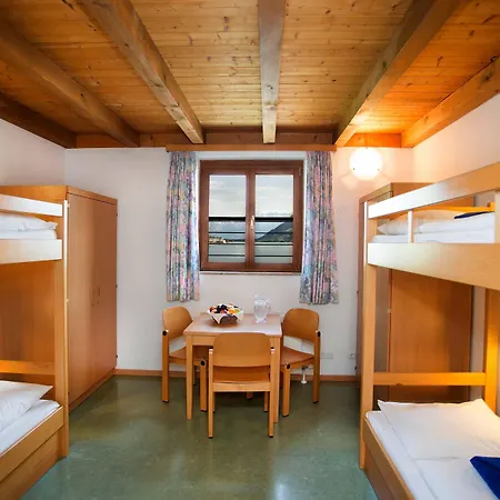 滨湖采尔尤格斯酒店 *