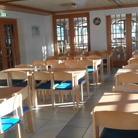 Junges Zell Am Hostel *